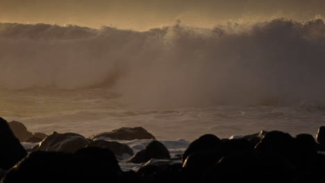 Hermosas-Olas-Grandes-Rompen-Contra-Una-Costa-Rocosa-En-Hawaii