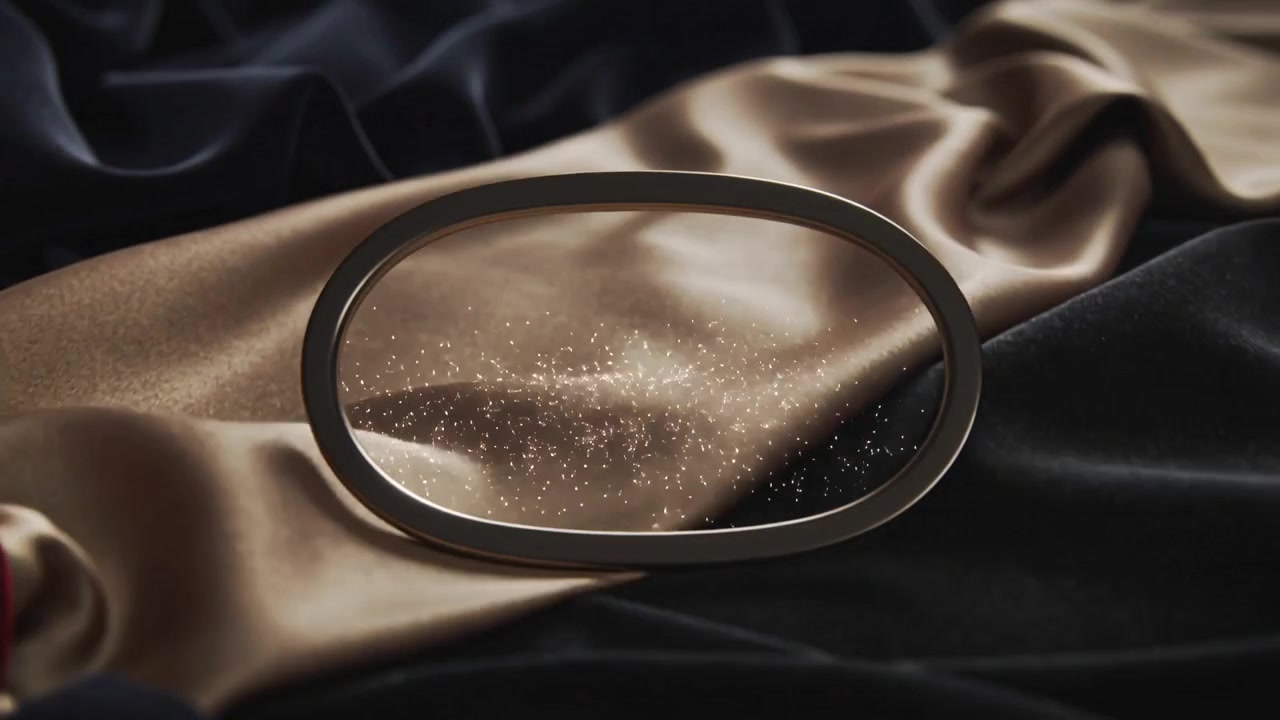 Vetro ovale scintillante in ghiera su raso mentre la luce cambia, mostrando lucentezza e spargendo glitter.