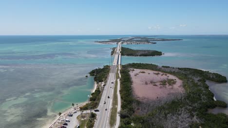 Höhere-Luftaufnahme-Von-Bahia-Honda-Key-In-Den-Florida-Keys,-Die-Von-Süden-Nach-Key-West-Fliegt