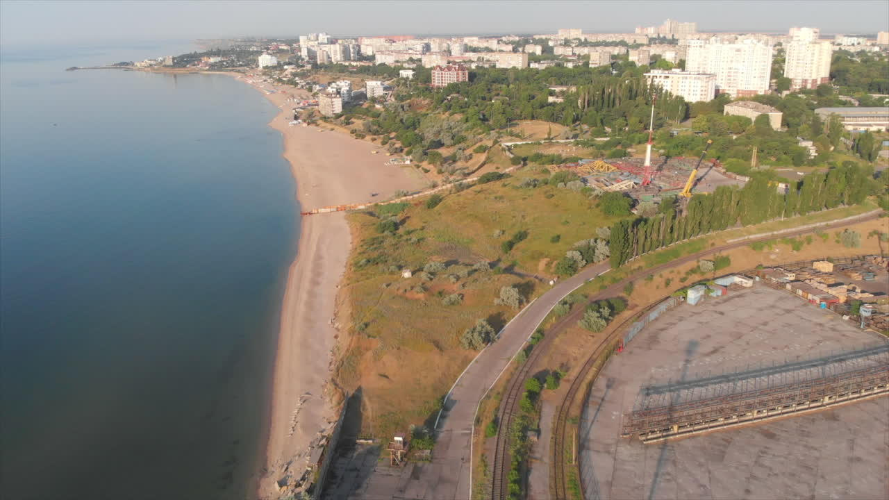 una ciudad luminosa con la luz del sol