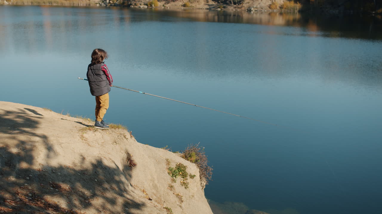 Anak Laki-laki Memancing di Pemandangan Tepi Danau
