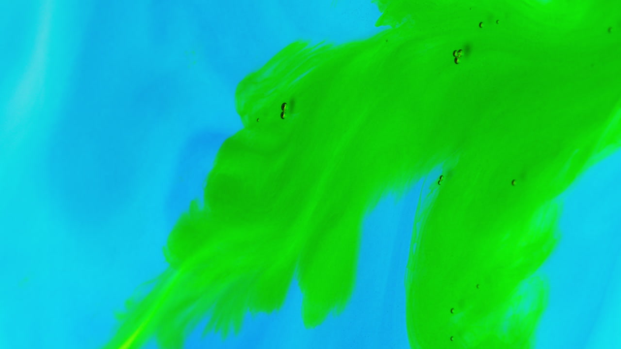 파란색과 초록색 페인트 또는 염료가 색 배경에 물에 떨어지면 회전하는 다채로운 연기 배경을 만니다.