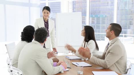 Mujer-De-Negocios-Dando-Una-Presentación-A-Los-Clientes