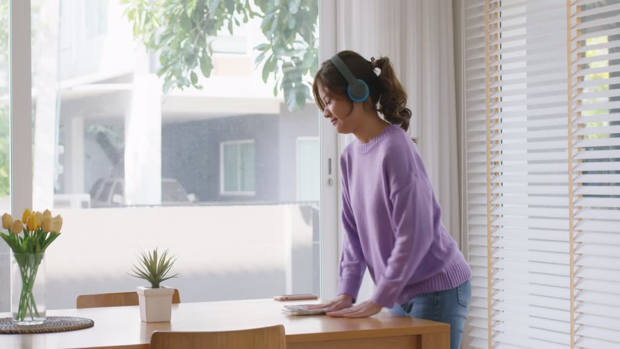 Happy cleaning leisure day with fun playlist online streaming song.