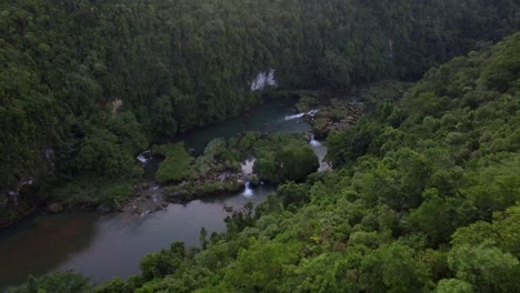 Toma-Aérea-De-Los-Rápidos-Del-Río-En-Bohol-Filipinos