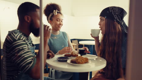 amigos, restaurante y hablar en la noche