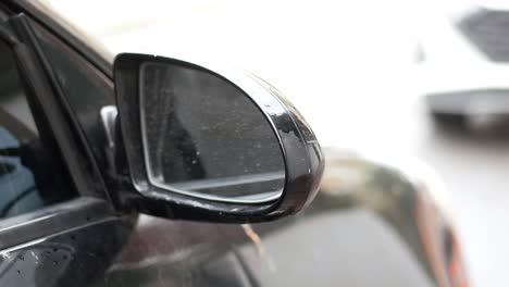 primer plano de un espejo lateral de un coche negro