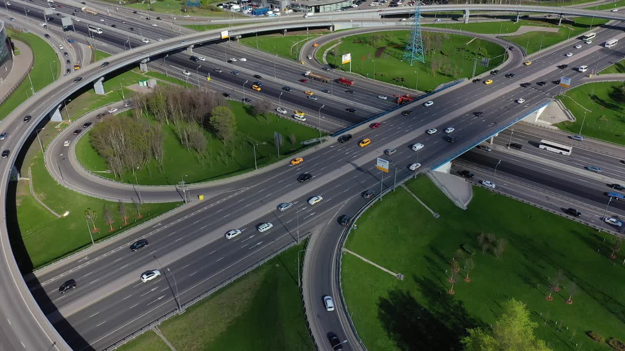 모스크바의 고속도로 교차로 교통 경로의 공중 뷰.
