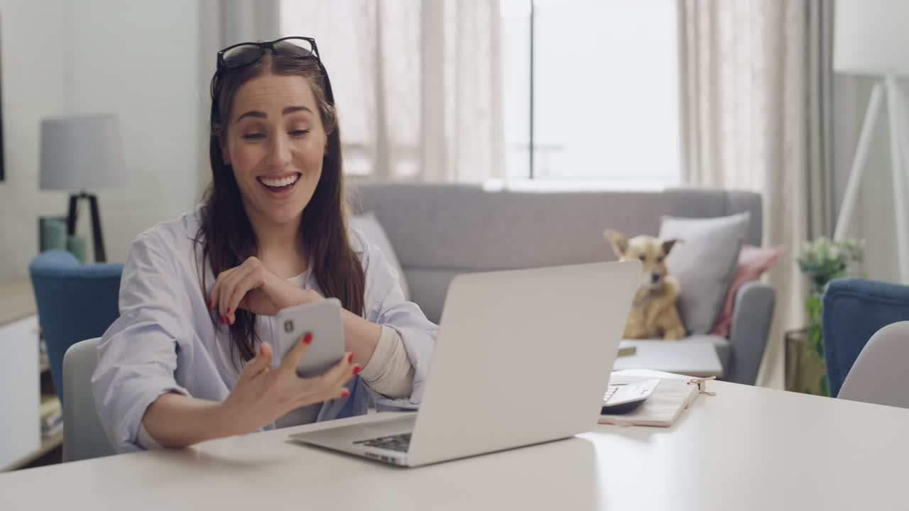 freelancer emocionado leyendo un mensaje en el teléfono
