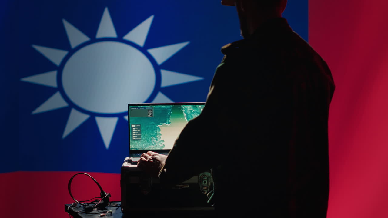 대만군 병사가 군사 침공 중에 레이더로 로켓을 스캔하고 있다.