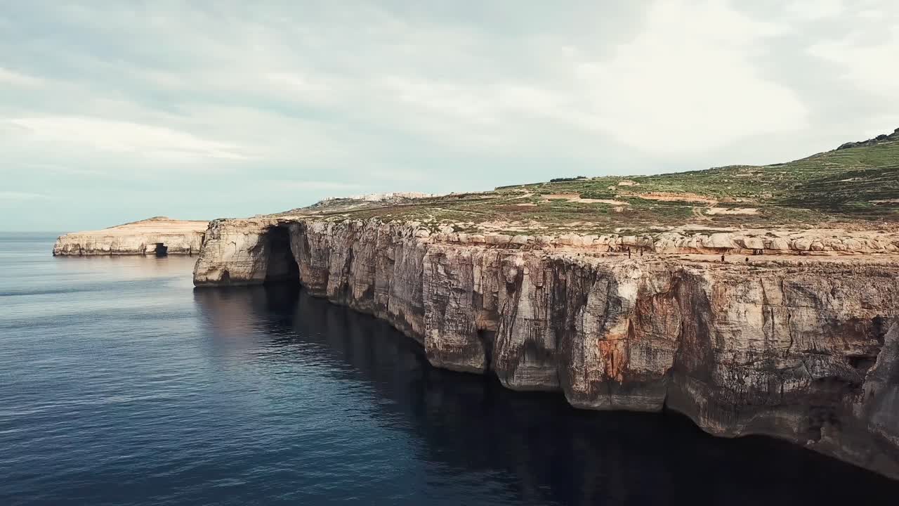 acantilados de malta junto al mar tiro de avión no tripulado