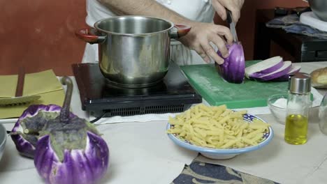 delicioso plato de pasta siciliana pasta alla norma con berenjena y pasta italiana