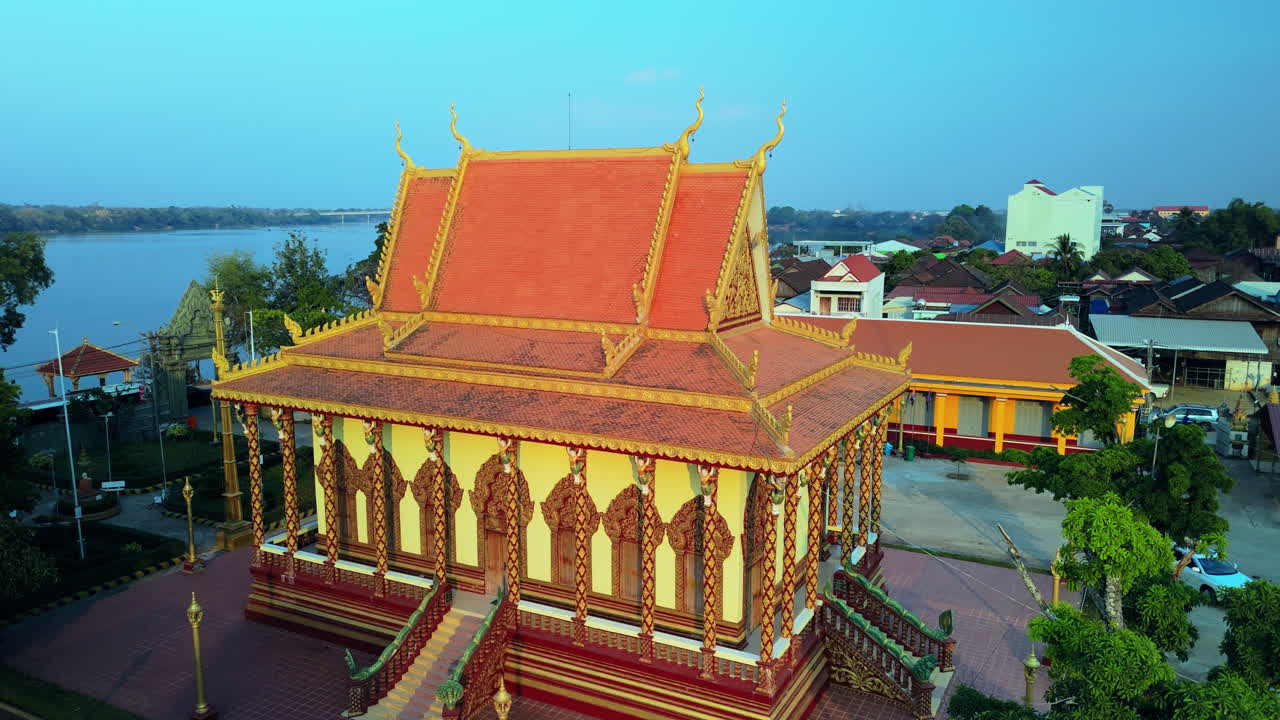 pagoda típica khmer durante el sol de la tarde en las orillas del río mekong, stung treng, camboya