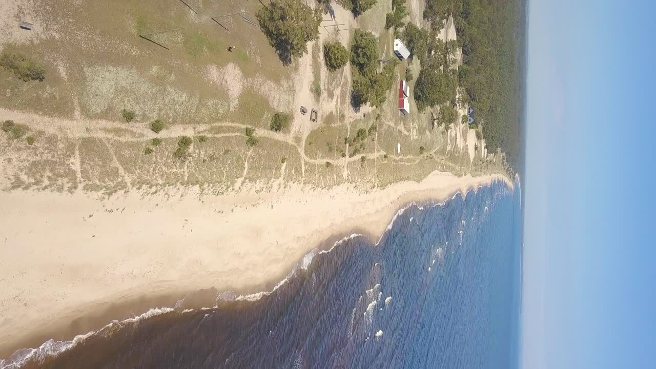 vuelo vertical de drones a lo largo de una playa vacía