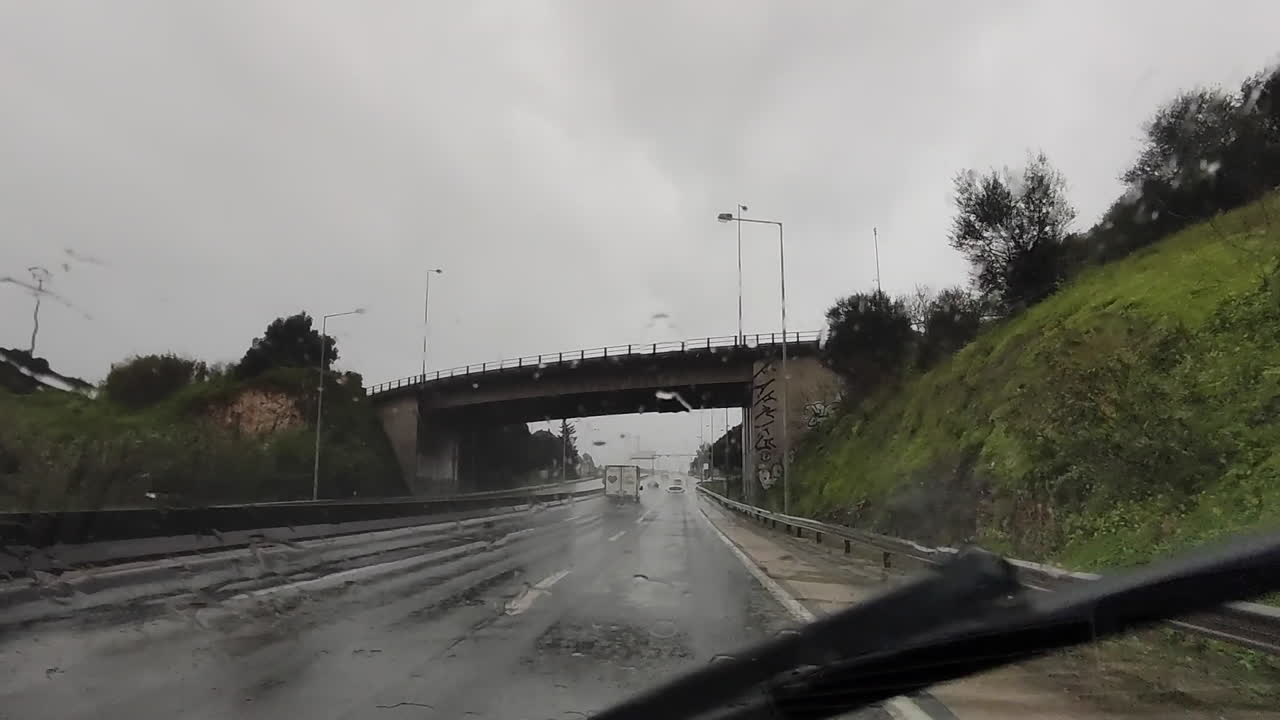 비오는 날 앞유리 와이퍼가 움직이는 젖은 도로에서 운전