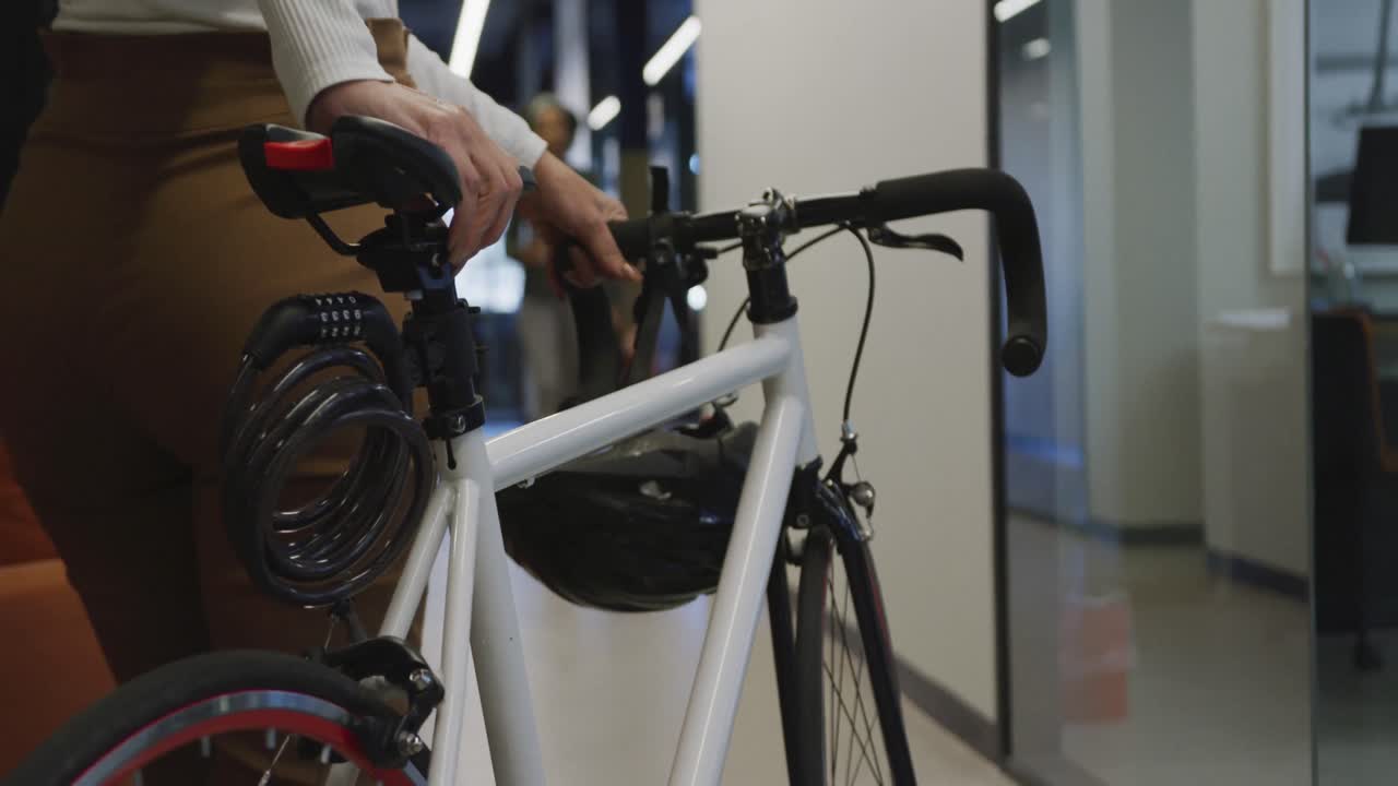 사무실 에서 자전거 와 커피 를 타고  ⁇ 고 있는 다양한 사업가 들