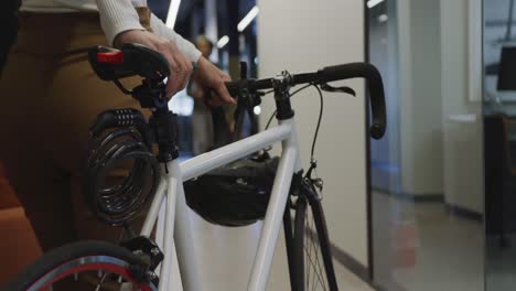 diversas personas de negocios con bicicleta y café caminando en la oficina