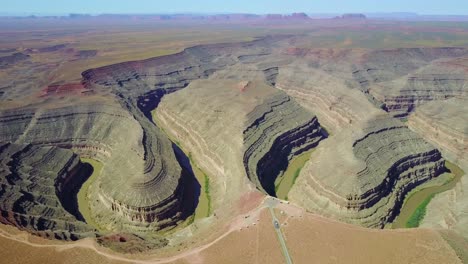 High-vista-aérea-over-the-San-Juan-Río-at-Goosenecks-Utah-4