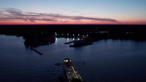 Carguero-Sam-Laud-Navegando-Cerca-Del-Puerto-De-Kingsville-Durante-La-Puesta-Del-Sol-En-Ontario,-Canadá