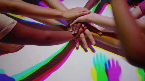 Bunte-Hände-Kinder-Feiern-Teamarbeit,-Multikulturelle-Feier-Der-Globalen-Gemeinschaft,-Mehrfarbiges-Licht,-Kreatives-Gleichheitskonzept