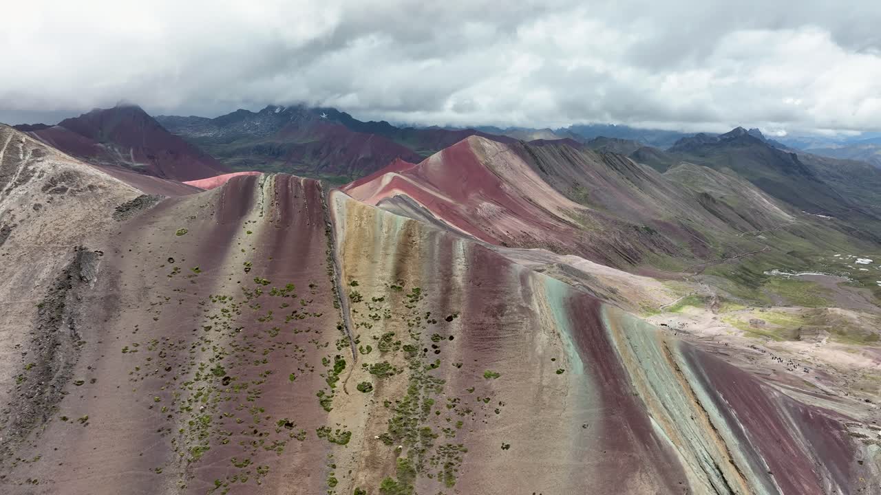 Veduta aerea da drone della Montagna Arcobaleno, Vinicunca, Regione di Cusco, Perù
