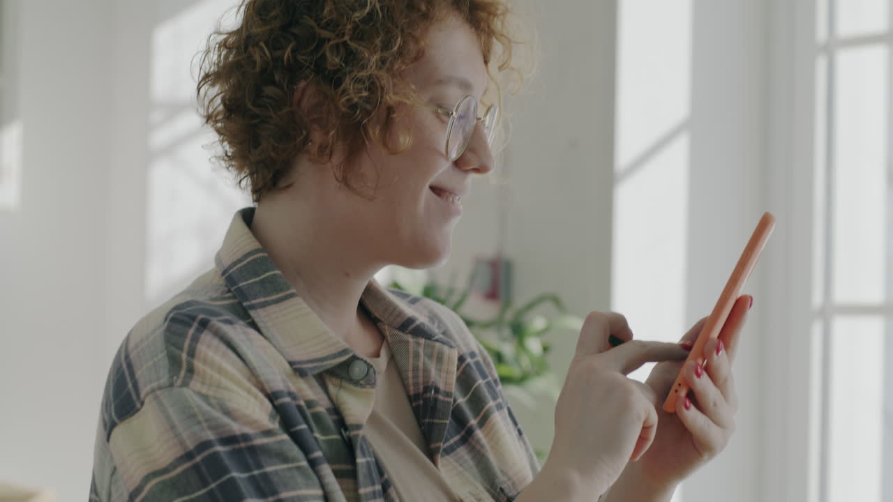 mujer usando un teléfono inteligente