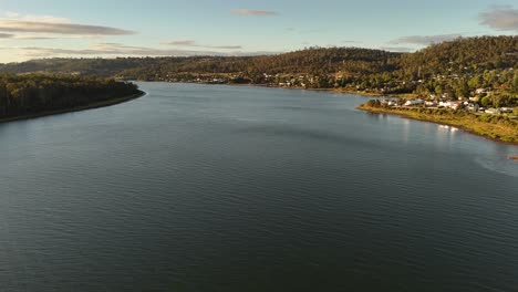 Langsamer-Drohnenflug-über-Den-Tamar-River-In-Der-Malerischen-Landschaft-Von-Tasmanien