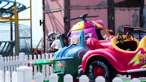 niños en un colorido parque de atracciones