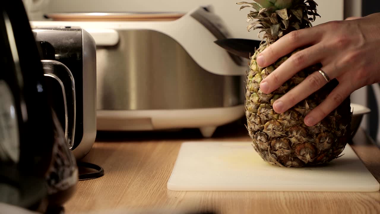 파인애플을 잘라내는 클로즈업