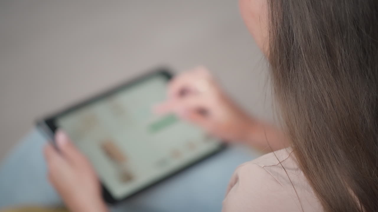 mujer usando una tableta para comprar en línea