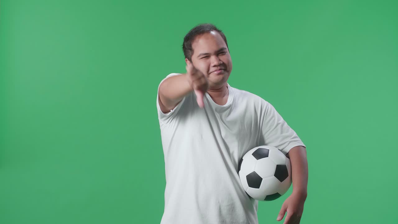 Uomo che disapprova il pallone da calcio