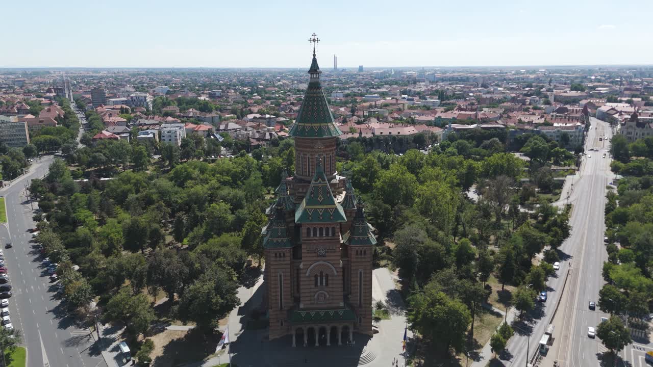 Naturskøn droneoptagelse i kredsløb om Timisoaras Metropolitanske Katedral, der viser facadedetaljer og vartegn