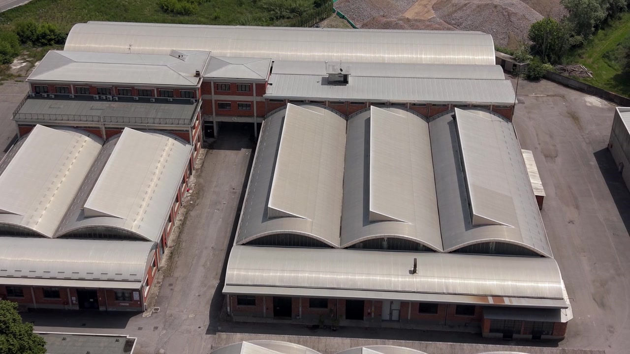 Polo logistico multi-inquilino in zona industriale, Italia, ripresa con drone