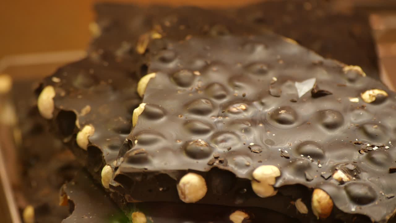 헤이즐으로 된 다크 초콜릿