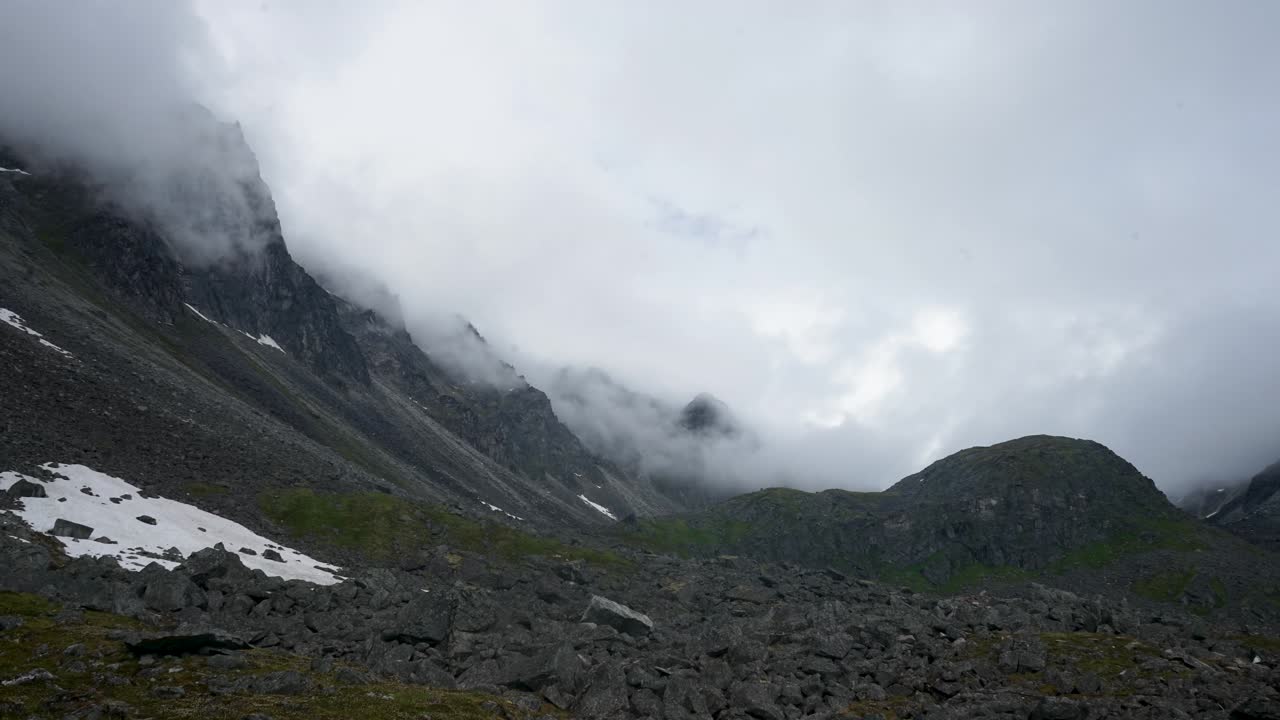 lapso de tiempo de las nubes que pasan sobre las montañas en snowbird, alaska