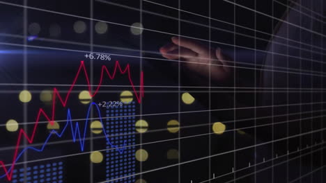 animación del procesamiento de datos financieros sobre la mano de una mujer de negocios caucásica usando una tableta