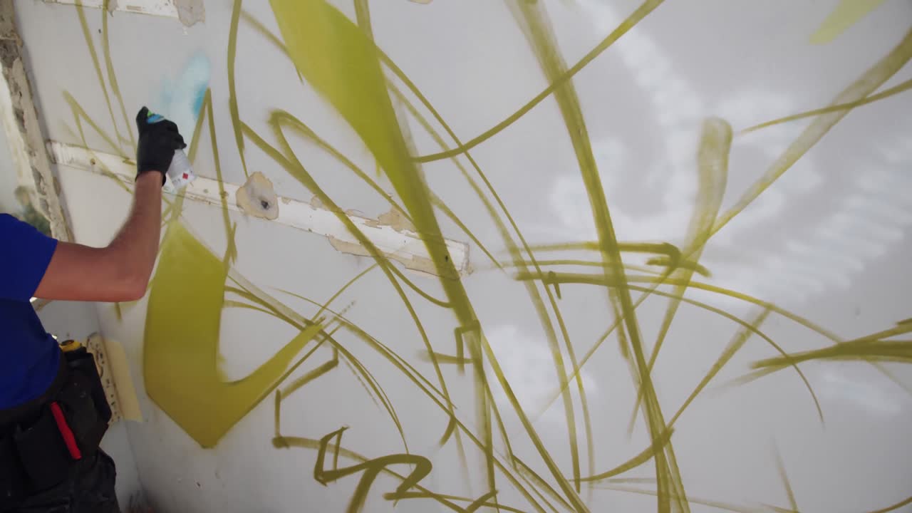 그래피티 아티스트가 에어로졸 스프레이로 그림을 그리는 4k