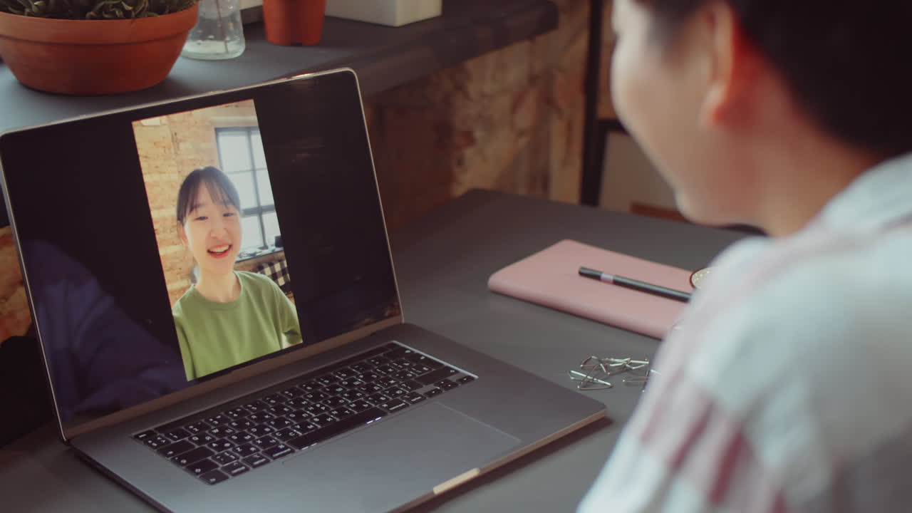 아시아 여성이 웹에서 채팅하고 노트북에서 전화합니다.