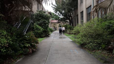 Students-walking-on-the-campus-of-Louisiana-State-University-with-stable-video