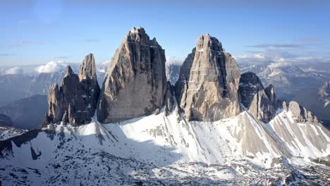 Montañas-Rocosas-De-Los-Dolomitas-Italianos-Durante-Un-Hermoso-Amanecer-Y-Cielo