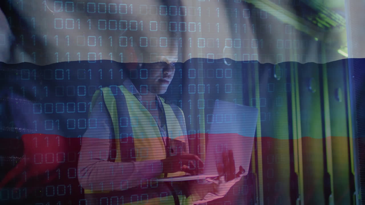 código binario y animación de bandera sobre el trabajador que utiliza una computadora portátil en un entorno industrial