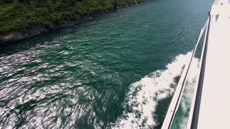 Crucero-Milford-Sound,-Agua-Verde-En-El-Parque-Nacional-Fiordland,-Nueva-Zelanda