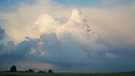 Riesige-Regenwolken-Cumulus-Stratocumulus-Wachsen-Im-Zeitraffer-über-Ländliche-Felder
