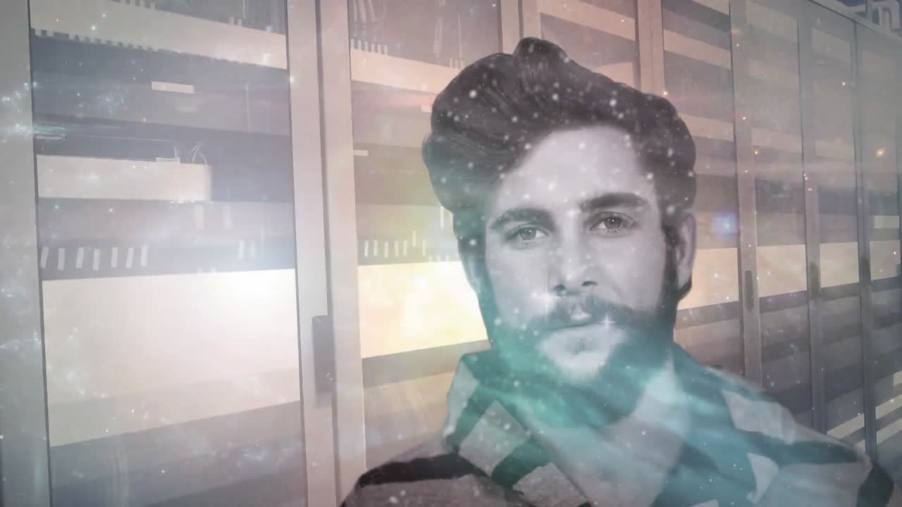 retrato de un hombre con servidores informáticos en la sala de tecnología