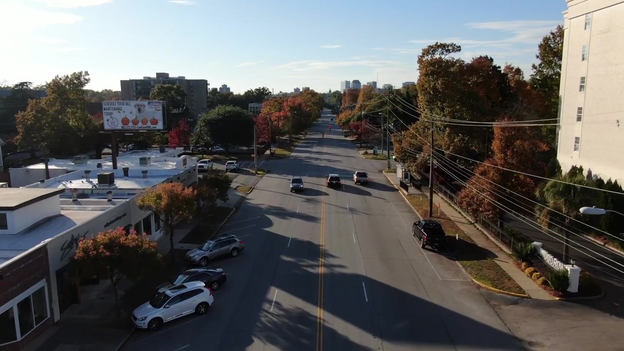 Ripresa con drone di Via Devine nel centro di Columbia, Carolina del Sud. Strada cittadina con auto in transito.