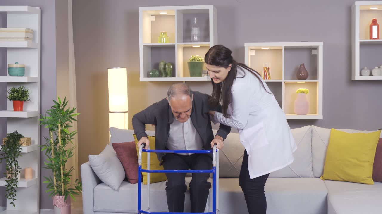 환자 워커와 환자 손을 클로즈업으로 보세요.