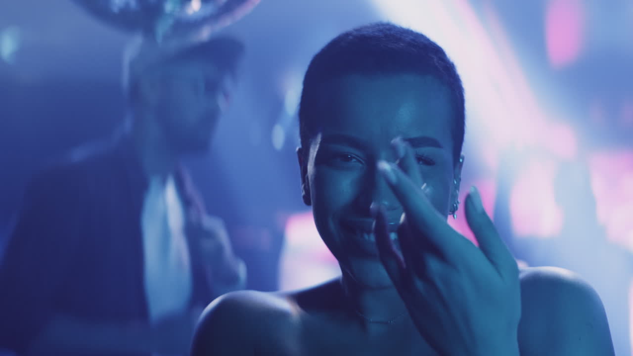 mujer bailando en un club nocturno