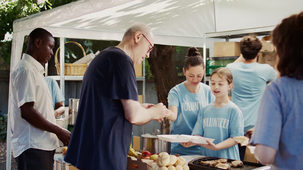 una joven ayuda a los necesitados con comidas gratis.