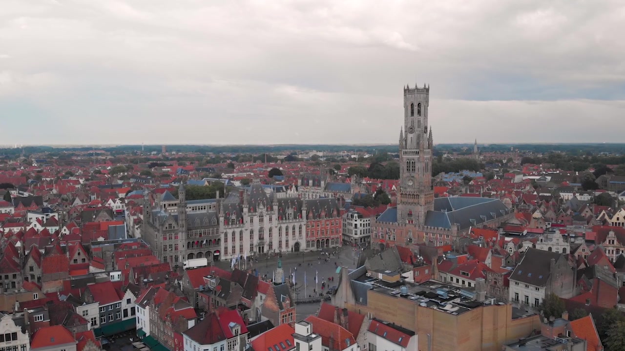 Brugge'ün eski şehrindeki pastoral kırmızı çatılar ve ortaçağ çan kulesi