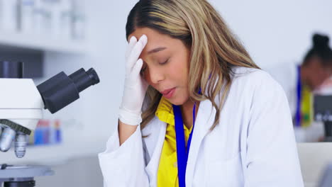 ciencia, estrés y microscopio con una mujer médica